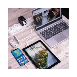 UTA-04 Plastic Travel Power Adapter, Black (49546)<Verbatim Best